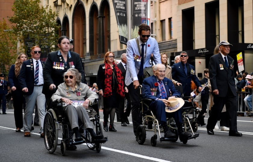 Βετεράνοι του Β’ Παγκοσμίου Πολέμου παρελαύνουν στο Σίδνεϊ, κατά την περσινή Ημέρα των ANZAC (φωτ.: EPA/Bianca De Marchi)