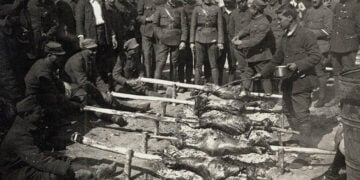 Σούβλισμα αρνιών για τον εορτασμό του Πάσχα, Γ’ Σώμα Στρατού (πηγή: Φωτογραφικό Αρχείο του Εθνικού Ιστορικού Μουσείου)