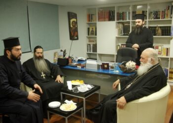 Στιγμιότυπο από παλιότερη συνάντηση του αρχιεπίσκοπου Ιερώνυμου (πρώτος από δεξιά) με τον πατέρα Αντώνιο (πρώτος από αριστερά) στην «Κιβωτό του Κόσμου» (φωτ.: EUROKINISSI/Χρήστος Μπόνης)