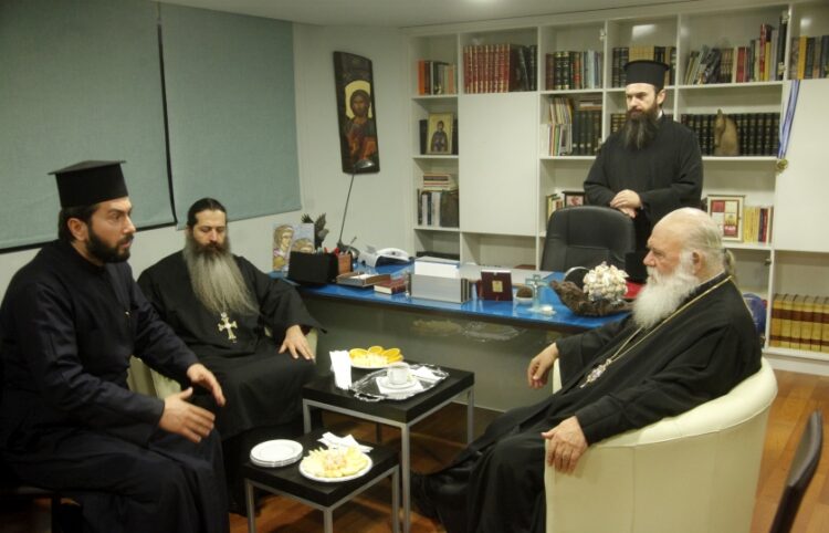 Στιγμιότυπο από παλιότερη συνάντηση του αρχιεπίσκοπου Ιερώνυμου (πρώτος από δεξιά) με τον πατέρα Αντώνιο (πρώτος από αριστερά) στην «Κιβωτό του Κόσμου» (φωτ.: EUROKINISSI/Χρήστος Μπόνης)