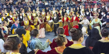 Στιγμιότυπο από παλαιότερο  Παιδικό-Εφηβικό Φεστιβάλ Ποντιακών Χορών (φωτ.: Facebook / Σύνδεσμος Ποντιακών Σωματείων Ανατολικής Μακεδονίας - Θράκης ΠΟΕ)