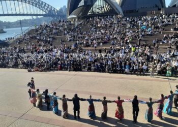 Οι χορευτές του «Ποντοξενιτέα» παρουσίασαν τους ποντιακούς χορούς μπροστά σε εκατοντάδες κόσμου στα σκαλιά της Όπερας του Σίδνεΐ (φωτ.: facebook/Pontoxeniteas NSW)