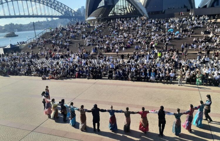 Οι χορευτές του «Ποντοξενιτέα» παρουσίασαν τους ποντιακούς χορούς μπροστά σε εκατοντάδες κόσμου στα σκαλιά της Όπερας του Σίδνεΐ (φωτ.: facebook/Pontoxeniteas NSW)
