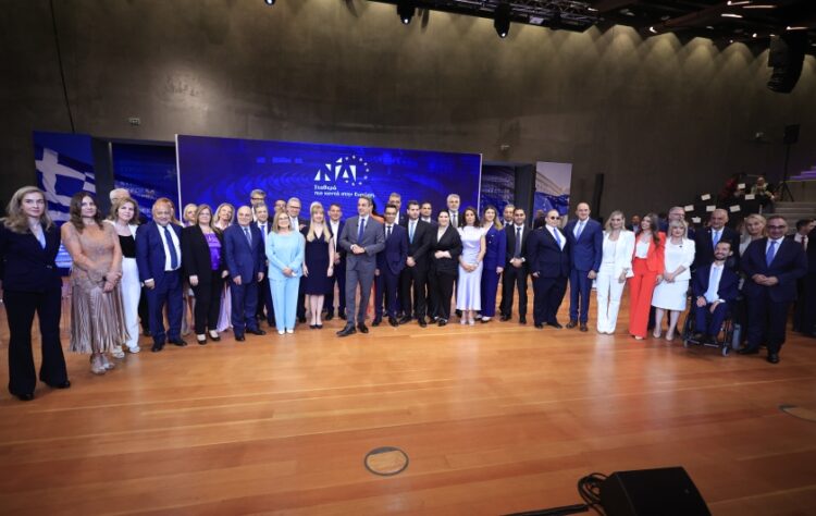 Οι υποψήφιοι ευρωβουλευτές της ΝΔ με τον Κυριάκο Μητσοτάκη (φωτ.: EUROKINISSI/Γιώργος Κονταρίνης)