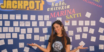 Η Μαρίνα Σάττι στον τοίχο των ευχών που στήθηκε στο κατάστημα ΟΠΑΠ (φωτ.: ΟΠΑΠ)