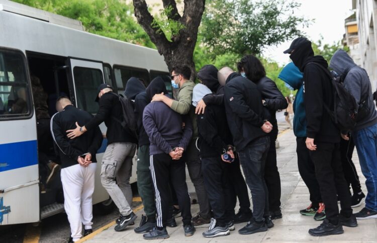 Οι 67 συλληφθέντες οδηγήθηκαν στον ανακριτή για την απολογία τους (φωτ.: EUROKINISSI/Γιάννης Παναγόπουλος)