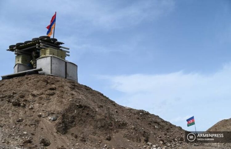 Οι σημαίες της Αρμενίας και του Αζερμπαϊτζάν στα σύνορα των δύο χωρών (φωτ.: armenpress.am)