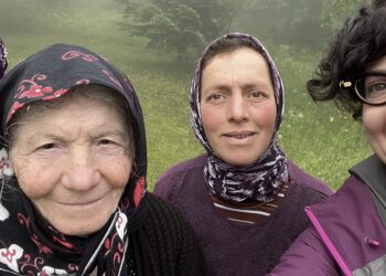Η Ιωάννα Σιταρίδου (πρώτη δεξιά) με γυναίκες που ζουν σε χωριό της Τραπεζούντας και μιλούν ρωμαίικα (φωτ.: αρχείο Ι. Σιταρίδου)