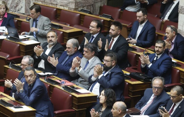 Βουλευτές των «Σπαρτιατών» στα έδρανα της Βουλής (φωτ.: EUROKINISSI/Γιώργος Κονταρίνης)