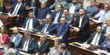 Η κοινοβουλευτική ομάδα των «Σπαρτιατών» στα έδρανα της Βουλής (φωτ.: EUROKINISSI/Γιώργος Κονταρίνης)