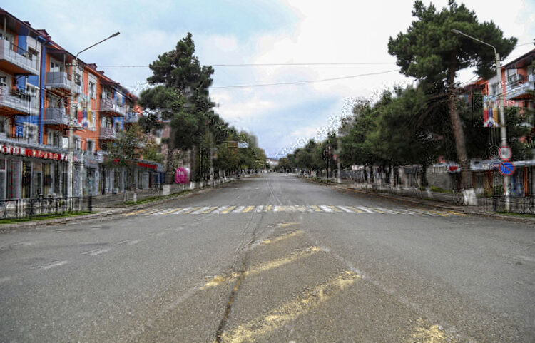 Άδειος δρόμος στο Στεπανακέρτ, την μέχρι το 2023 πρωτεύουσα της ντε φάκτο Δημοκρατίας του Αρτσάχ (φωτ.: EPA / STRINGER)