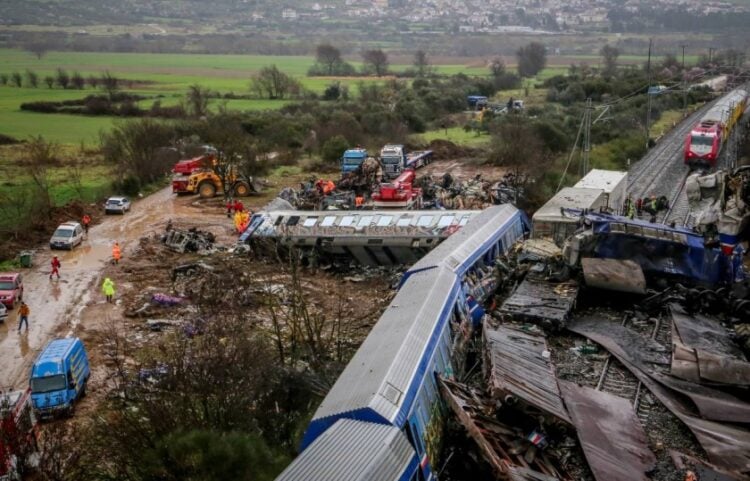 Σωστικά συνεργεία επιχειρούν στα κατεστραμμένα βαγόνια τις πρώτες ώρες του τραγικού δυστυχήματος (φωτ.: EUROKINISSI/Λεωνίδας Τζέκας)