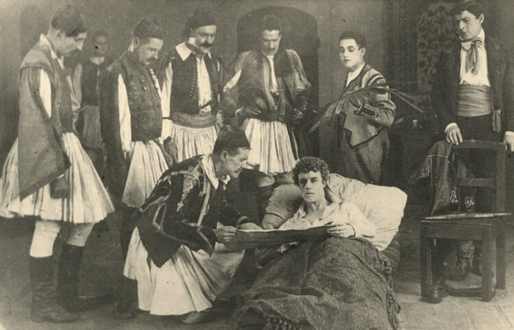Σκηνή από θεατρική παράσταση του Μεσοπολέμου που
αναπαριστά το θάνατο του Μπάιρον στο Μεσολόγγι (πηγή: Φωτογραφικό Αρχείο ΙΕΕΕ-ΕΙΜ)