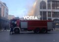 Η Πυροσβεστική έχει αποκλείσει την περιοχή στο λιμάνι της Θεσσαλονίκης, καθώς προσπαθεί να σβήσει την πυρκαγιά (φωτ.: voria.gr)