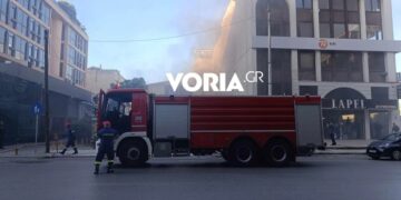 Η Πυροσβεστική έχει αποκλείσει την περιοχή στο λιμάνι της Θεσσαλονίκης, καθώς προσπαθεί να σβήσει την πυρκαγιά (φωτ.: voria.gr)