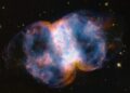 Φωτογραφία με στιγμιότυπο του νεφελώματος Messier 76 (M76), που βρίσκεται 3.400 έτη φωτός μακριά στον αστερισμό του Περσέα και αποτελεί αγαπημένο στόχο λήψης για τους ερασιτέχνες αστρονόμους (φωτ.: NASA, ESA, STScI, A. Pagan STScI)