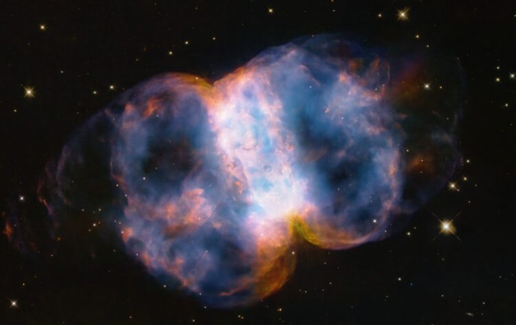 Φωτογραφία με στιγμιότυπο του νεφελώματος Messier 76 (M76), που βρίσκεται 3.400 έτη φωτός μακριά στον αστερισμό του Περσέα και αποτελεί αγαπημένο στόχο λήψης για τους ερασιτέχνες αστρονόμους (φωτ.: NASA, ESA, STScI, A. Pagan STScI)
