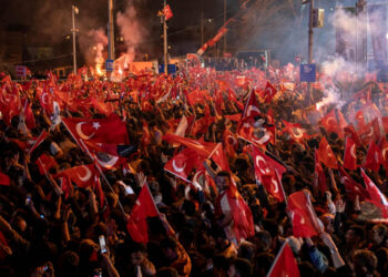 Πανηγυρισμοί στην Κωνσταντινούπολη μέχρι αργά το βράδυ (φωτ.: EPA / Tolga Uluturk)
