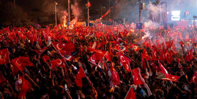 Πανηγυρισμοί στην Κωνσταντινούπολη μέχρι αργά το βράδυ (φωτ.: EPA / Tolga Uluturk)