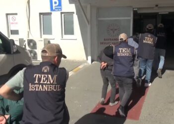 Μέλη της τουρκικής Αντιτρομοκρατικής υπηρεσίας προσάγουν τους συλληφθέντες (φωτ.: Χ/Ali Yerlikaya)