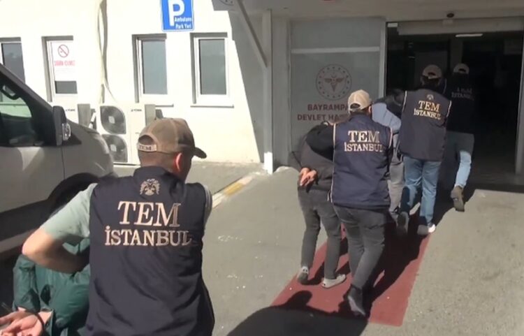 Μέλη της τουρκικής Αντιτρομοκρατικής υπηρεσίας προσάγουν τους συλληφθέντες (φωτ.: Χ/Ali Yerlikaya)