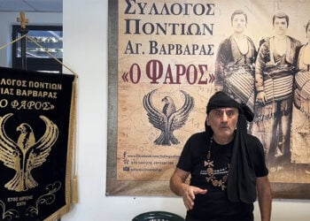 Ο Τάκης Βαμβακίδης ως άνθρωπος των σπηλαίων στο «Φάρο» Αγίας Βαρβάρας (πηγή: Livemedia)