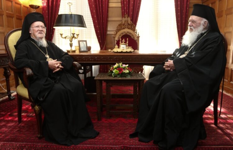 Από αριστερά, ο Οικουμενικός Πατριάρχης Βαρθολομαίος και ο αρχιεπίσκοπος Ιερώνυμος στην Αρχιεπισκοπή Αθηνών (φωτ.: EUROKINISSI/Χρήστος Μπόνης)