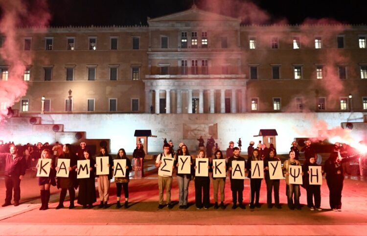 Στιγμιότυπο από διαμαρτυρία μπροστά τη Βουλή για την τραγωδία των Τεμπών (φωτ.: EUROKINISSI/Κώστας Τζούμας)