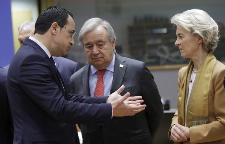 Από αριστερά, ο πρόεδρος της Κύπρου Νίκος Χριστοδουλίδης, ο γενικός γραμματέας του ΟΗΕ Αντόνιο Γκουτέρες και η πρόεδρος της Κομισιόν Ούρσουλα φον ντερ Λάιεν σε παλιότερη συνάντησή τους στις Βρυξέλλες (φωτ.: EPA/Olivier Hoslet)