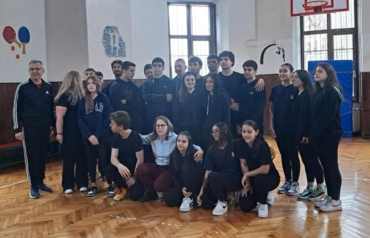 Οι μαθητές του Ζαππείου Εκπαιδευτηρίου Κωνσταντινούπολης με τον Δ. Γουλιμάρη κατά τη διάρκεια του σεμιναρίου (φωτ.: ΑΠΕ-ΜΠΕ)