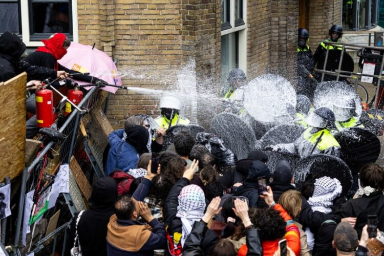 Επεισόδια μεταξύ αστυνομικών και φοιτητών στο Πανεπιστήμιο του Άμστερνταμ (UvA)(Φωτ.: EPA/Ramon Van Flymen)