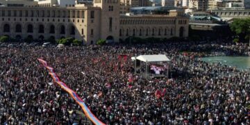 Δεκάδες χιλιάδες διαμαρτύρονται στο Γερεβάν ενάντια στην απόφαση της κυβέρνησης της Αρμενίας να παραχωρήσει εδάφη στο γειτονικό Αζερμπαϊτζάν (Φωτ.: twitter.com/ArmeniaSputnik)