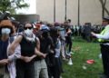 Φοιτητές διαδηλώνουν υπέρ των Παλαιστινίων στο Ινστιτούτο Τέχνης στο Σικάγο την ώρα που οι αστυνομικοί ετοιμάζονται να κάνουν συλλήψεις (φωτ.: EPA/Alex Wroblewski)