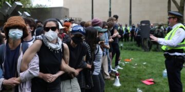 Φοιτητές διαδηλώνουν υπέρ των Παλαιστινίων στο Ινστιτούτο Τέχνης στο Σικάγο την ώρα που οι αστυνομικοί ετοιμάζονται να κάνουν συλλήψεις (φωτ.: EPA/Alex Wroblewski)