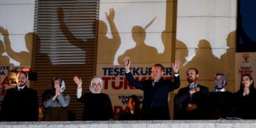Ο Τούρκος πρόεδρος Ρετζέπ Ταγίπ Ερντογάν πανηγυρίζει σε παλαιότερη εκλογική αναμέτρηση, έχοντας δίπλα του τη σύζυγο και τα παιδιά του, ανάμεσά τους ο Μπιλάλ και ο Μπεράτ (φωτ.: EPA/ Mahmut Serdar Alakus/ANADOLU AGENCY)