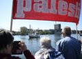Διαδηλωτές με παλαιστινιακές σημαίες υποδέχονται στο Μάλμε το πλοίο της μη κυβερνητικής οργάνωσης "Ship to Gaza" που μεταφέρει ανθρωπιστική βοήθεια με προορισμό τη Λωρίδα της Γάζας (Φωτ.: EPA/Johan Nilsson)