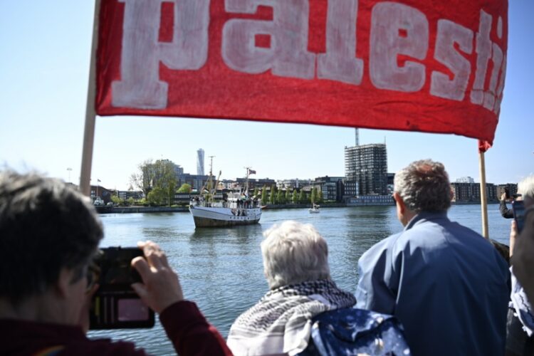 Διαδηλωτές με παλαιστινιακές σημαίες υποδέχονται στο Μάλμε το πλοίο της μη κυβερνητικής οργάνωσης "Ship to Gaza" που μεταφέρει ανθρωπιστική βοήθεια με προορισμό τη Λωρίδα της Γάζας (Φωτ.: EPA/Johan Nilsson)