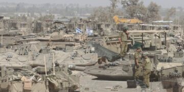 Ερπυστριοφόρα οχήματα του ισραηλινού στρατού βρίσκονται σε παράταξη στο τείχος, στα νότια της Λωρίδας της Γάζας (φωτ: EPA/ ABIR SULTAN)