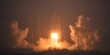 Το κινεζικό μη επανδρωμένο διαστημόπλοιο Chang'e-6 εκτοξεύεται με προορισμό τη σκοτεινή πλευρά της Σελήνης Παρασκευή 3 Μαΐου 2024 (φωτ.: EPA/Xinhua/Guo Cheng)