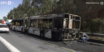 Κατεστραμμένο από τη φωτιά το λεωφορείο που κινούνταν στην περιφερειακή οδό της Θεσσαλονίκης (Πηγή φωτ.: Glomex)