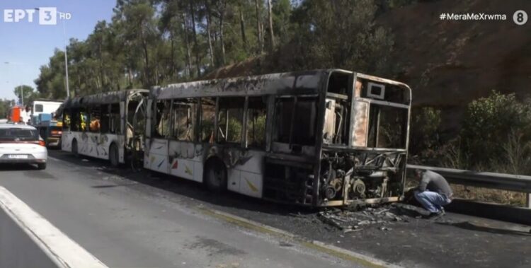 Κατεστραμμένο από τη φωτιά το λεωφορείο που κινούνταν στην περιφερειακή οδό της Θεσσαλονίκης (Πηγή φωτ.: Glomex)