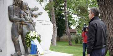 Ο Κυριάκος Μητσοτάκης επισκέφθηκε το πρωί της Παρασκευής την Εύξεινο Λέσχη Ποντίων Νάουσας και στη συνέχεια κατέθεσε στεφάνι στο μνημείο προς τιμήν των θυμάτων του Ποντιακού Ελληνισμού (φωτ.: Γραφείο Τύπου Πρωθυπουργού/Δημήτρης Παπαμήτσος)