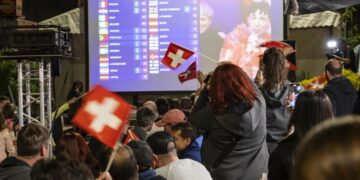 Ελβετοί πανηγυρίζουν για τη νίκη του Nemo στο διαγωνισμό της Eurovision (φωτ.: EPA/Adrian Reusser)