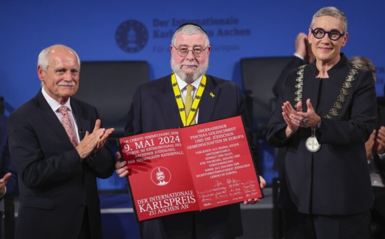 Ο αρχιραβίνος Πίνχας Γκόλντσμιτ φωτογραφίζεται με το Βραβείο Καρλομάγνου που του απονεμήθηκε δίπλα στον πρόεδρο του ΔΣ του Βραβείου και τη δήμαρχο του Άαχεν (φωτ.: EPA/Christopher Neundorf)