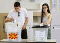 Νέοι ψηφίζουν στα Σκόπια για τις βουλευτικές εκλογές και το δεύτερο γύρο των προεδρικών εκλογών (φωτ.: EPA/Georgi Licovski)