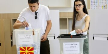 Νέοι ψηφίζουν στα Σκόπια για τις βουλευτικές εκλογές και το δεύτερο γύρο των προεδρικών εκλογών (φωτ.: EPA/Georgi Licovski)