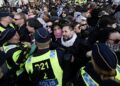 Εικόνα από τη σύγκρουση αστυνομικών με διαδηλωτές (φωτ.: 
EPA/Johan Nilsson/TT SWEDEN OUT)