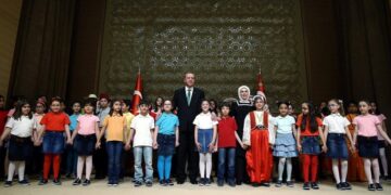 Ο Τούρκος πρόεδρος Ρετζέπ Ταγίπ Ερντογάν και η σύζυγός του Εμιινέ φωτογραφίζονται με μαθητές την Εθνική Ημέρα του Παιδιού (φωτ. αρχείου: 
EPA/TURKISH PRESIDENTAL PRESS OFFICE)