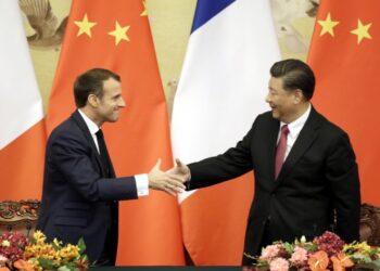 Φωτ. αρχείου από τη συνάντηση του Γάλλου προέδρου Εμανουέλ Μακρόν με τον Κινέζο ομόλογό του Σι Τζινπίνγκ στο Πεκίνο τον Νοέμβριο του 2019 (φωτ.: EPA/Jason Lee)