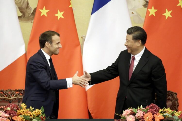Φωτ. αρχείου από τη συνάντηση του Γάλλου προέδρου Εμανουέλ Μακρόν με τον Κινέζο ομόλογό του Σι Τζινπίνγκ στο Πεκίνο τον Νοέμβριο του 2019 (φωτ.: EPA/Jason Lee)
